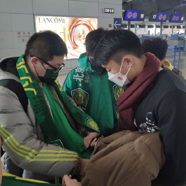 可他虽然害怕，但内忧外患之下，还是不敢对费浩洋有任何的忤逆。